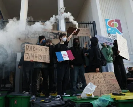 New France's PM Faces Mounting Scrutiny as Countrywide Strikes Paralyze Schools and Transport