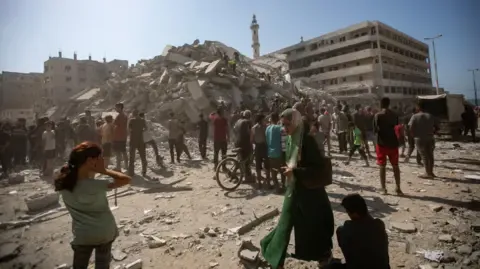 Intensified Artillery Assault Unfolds in Gaza City